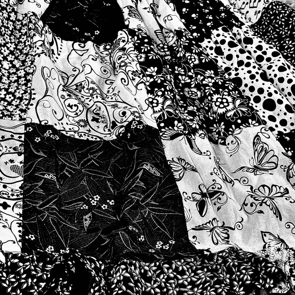 Black & white patchwork skirt, waist-20, elastic waist, ruffles on bottom EUC - Picture 4 of 10